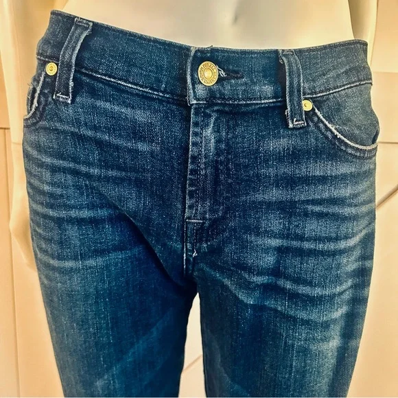 7 For All Mankind Women's Cropped
Gwenevere Dark Wash - Size 27 - Picture 6 of 9